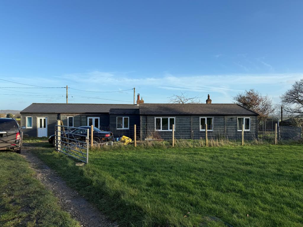 Lot: 43600 - DETACHED BUNGALOW WITH PLANNING FOR ADDITIONAL HOLIDAY LET - Front of bungalow